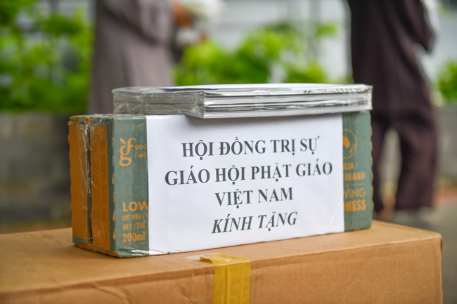 Trung ương Giáo hội đến thăm và động viên Tăng Ni, Phật tử đang phục vụ tại các bệnh viện dã chiến tại TP.HCM và Long An