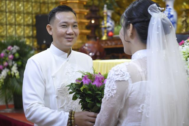 Trao nhẫn cho nhau trước điện Phật: Lễ hằng thuận của chú rể Văn Hoàn (PD. Thiên Tâm) và cô dâu Quỳnh Hoa (PD. Diệu Thiện)