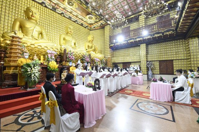 Chú rể Minh Tiến (PD. Minh Dũng) và cô dâu Ngân Trinh mở cửa hôn nhân từ lễ hằng thuận