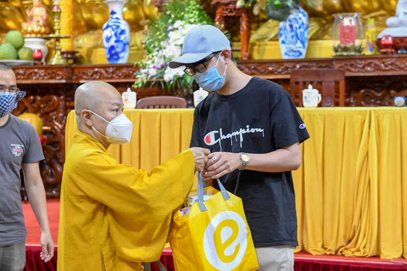 50 tình nguyện viên Phật giáo tham gia chống dịch tại Bệnh viện Hồi sức Covid-19