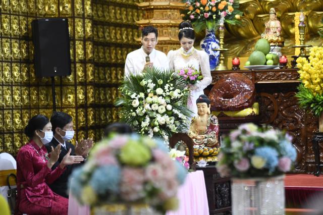 Chú rể Minh Tiến (PD. Minh Dũng) và cô dâu Ngân Trinh mở cửa hôn nhân từ lễ hằng thuận