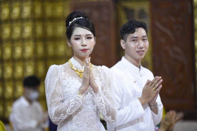 Chú rể Minh Tiến (PD. Minh Dũng) và cô dâu Ngân Trinh mở cửa hôn nhân từ lễ hằng thuận