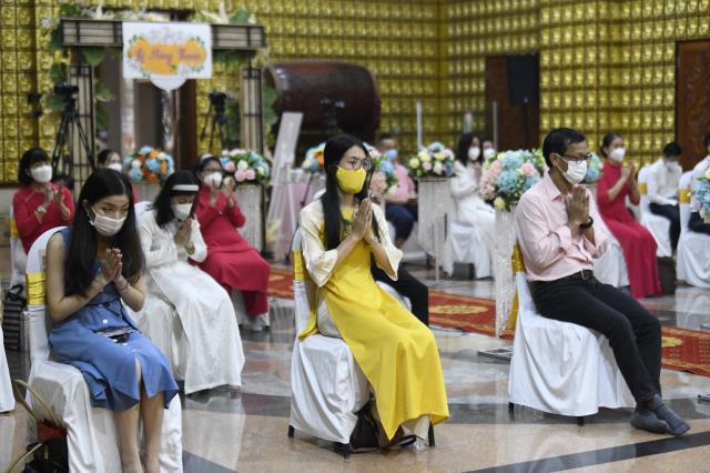 Trao nhẫn cho nhau trước điện Phật: Lễ hằng thuận của chú rể Văn Hoàn (PD. Thiên Tâm) và cô dâu Quỳnh Hoa (PD. Diệu Thiện)