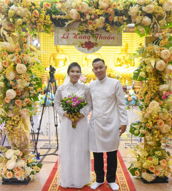 Trao nhẫn cho nhau trước điện Phật: Lễ hằng thuận của chú rể Văn Hoàn (PD. Thiên Tâm) và cô dâu Quỳnh Hoa (PD. Diệu Thiện)