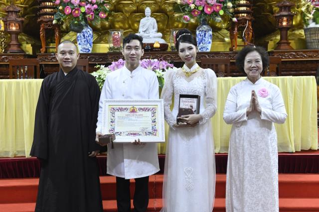 Chú rể Minh Tiến (PD. Minh Dũng) và cô dâu Ngân Trinh mở cửa hôn nhân từ lễ hằng thuận