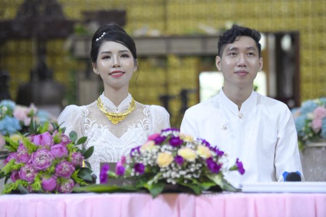 Chú rể Minh Tiến (PD. Minh Dũng) và cô dâu Ngân Trinh mở cửa hôn nhân từ lễ hằng thuận