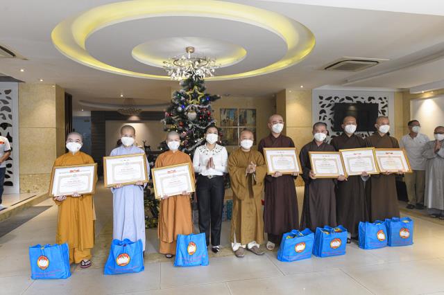 Sau 3 tháng hỗ trợ, 13 tình nguyện viên Phật giáo kết thúc nhiệm vụ tại Bệnh viện Hồi phục Covid-19