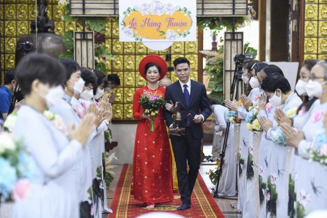 Chú rể Thanh Lâm (PD. Giác Ngộ) và cô dâu Ngọc Trang (PD. Chúc Nghiêm) nên nghĩa vợ chồng qua nghi thức hằng thuận