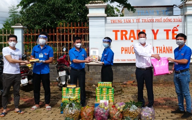 Lan tỏa sự thiện lành với hàng trăm chiếc bánh cực chất được gửi đến tuyến đầu ngăn dịch