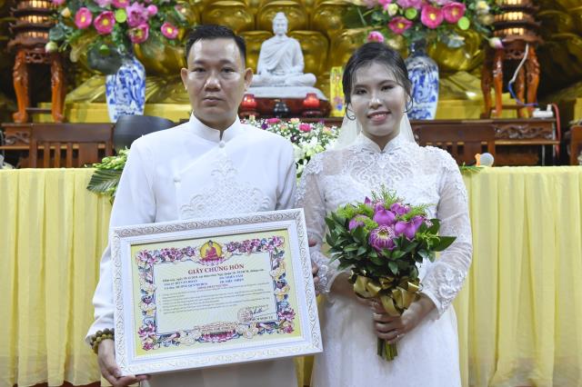 Trao nhẫn cho nhau trước điện Phật: Lễ hằng thuận của chú rể Văn Hoàn (PD. Thiên Tâm) và cô dâu Quỳnh Hoa (PD. Diệu Thiện)