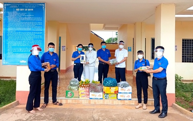 Lan tỏa sự thiện lành với hàng trăm chiếc bánh cực chất được gửi đến tuyến đầu ngăn dịch