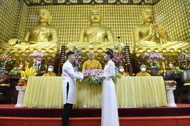 Chú rể Minh Tiến (PD. Minh Dũng) và cô dâu Ngân Trinh mở cửa hôn nhân từ lễ hằng thuận