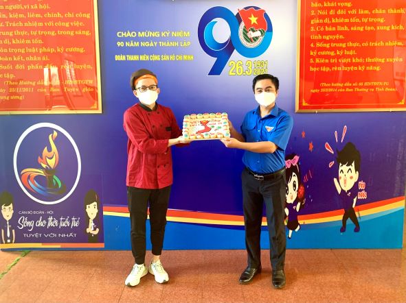 Lan tỏa sự thiện lành với hàng trăm chiếc bánh cực chất được gửi đến tuyến đầu ngăn dịch