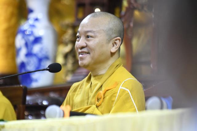 Trao nhẫn cho nhau trước điện Phật: Lễ hằng thuận của chú rể Văn Hoàn (PD. Thiên Tâm) và cô dâu Quỳnh Hoa (PD. Diệu Thiện)