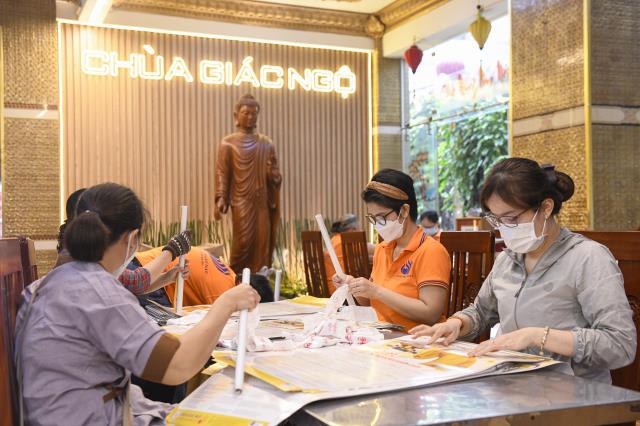 Cuối tuần trở về chùa phụng sự cho hoạt động chào mừng năm mới