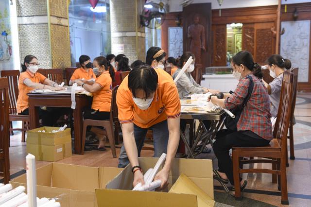 Cuối tuần trở về chùa phụng sự cho hoạt động chào mừng năm mới