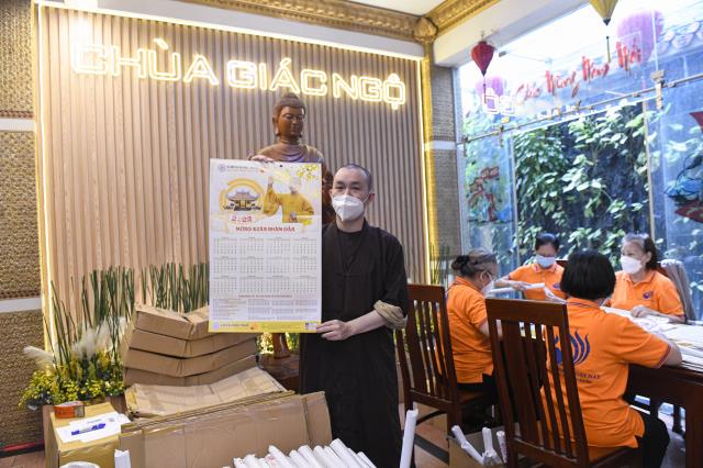Cuối tuần trở về chùa phụng sự cho hoạt động chào mừng năm mới
