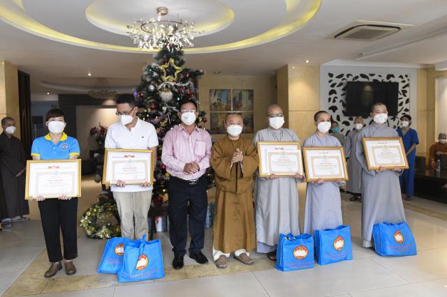 Sau 3 tháng hỗ trợ, 13 tình nguyện viên Phật giáo kết thúc nhiệm vụ tại Bệnh viện Hồi phục Covid-19