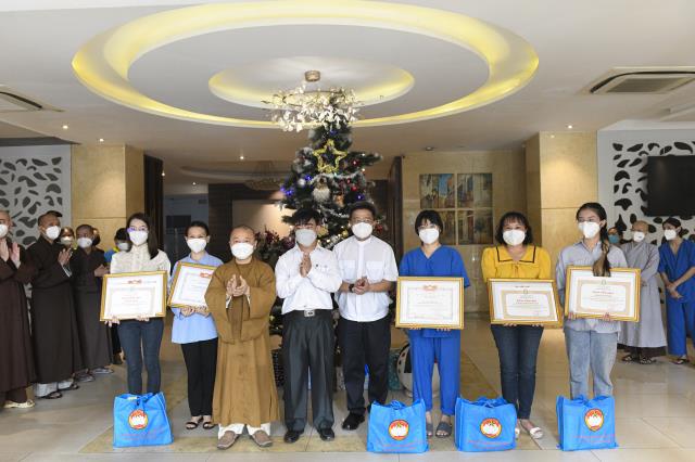 Sau 3 tháng hỗ trợ, 13 tình nguyện viên Phật giáo kết thúc nhiệm vụ tại Bệnh viện Hồi phục Covid-19