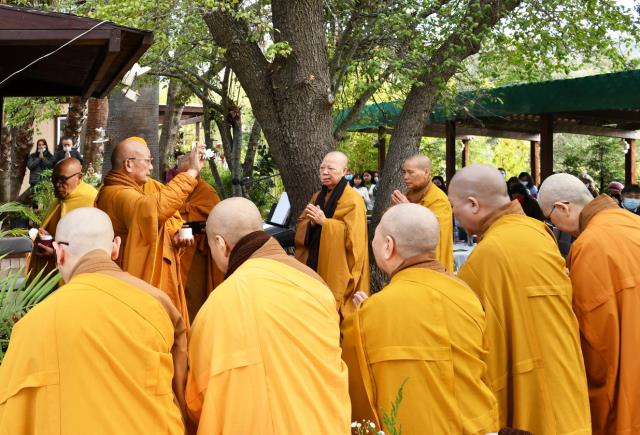 Tu Viện Thôn Yên, Gilroy (Hoa Kỳ): Tổ Chức Lễ Cầu Bình Yên Và Tiệc Chay Mừng Tu Viện 10 Năm Thành Lập