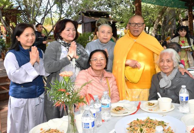 Tu Viện Thôn Yên, Gilroy (Hoa Kỳ): Tổ Chức Lễ Cầu Bình Yên Và Tiệc Chay Mừng Tu Viện 10 Năm Thành Lập
