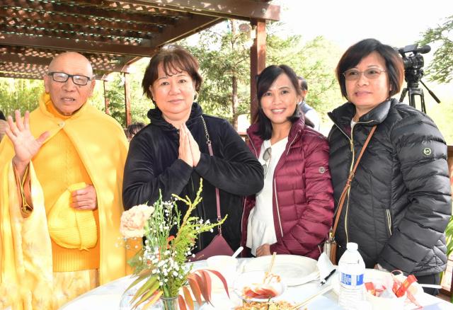 Tu Viện Thôn Yên, Gilroy (Hoa Kỳ): Tổ Chức Lễ Cầu Bình Yên Và Tiệc Chay Mừng Tu Viện 10 Năm Thành Lập