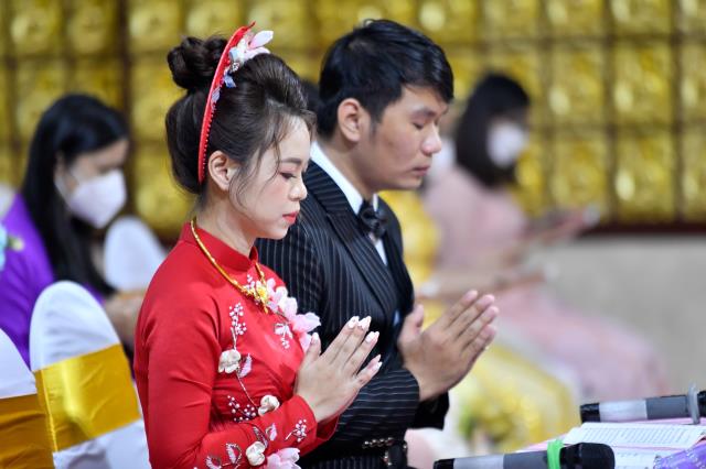 Lễ hằng thuận của chú rể Đình Lợi và cô dâu Hiếu Hòa tại điện Phật chùa Giác Ngộ