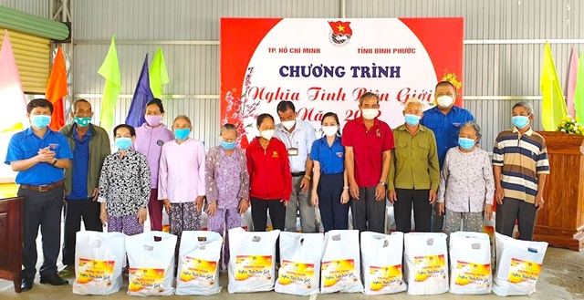 Bình Phước: Tết với nhiều sẻ chia ấm áp cùng tuyến đầu ngăn dịch và bà con nghèo