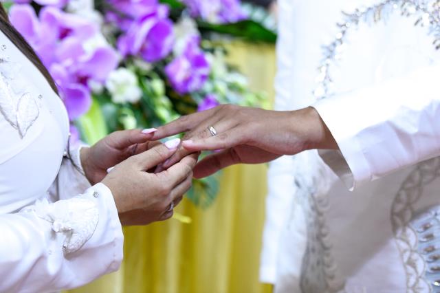 Chú rể Tấn Trung và cô dâu Phương Oanh tiến tới hôn nhân bằng nghi thức hằng thuận