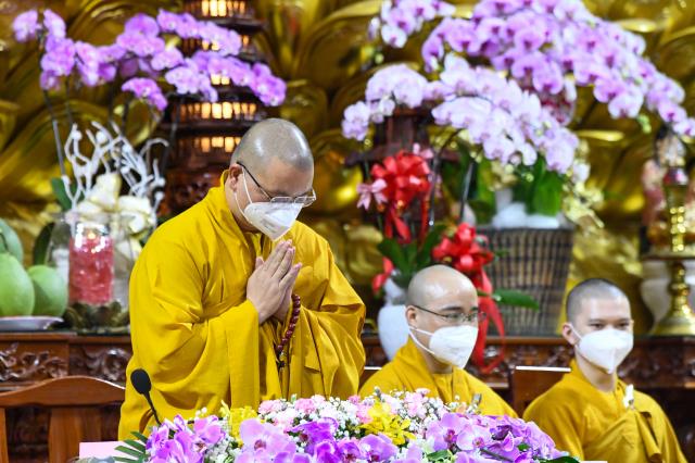 Chú rể Tấn Trung và cô dâu Phương Oanh tiến tới hôn nhân bằng nghi thức hằng thuận