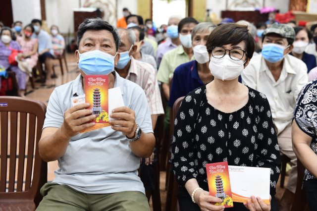 Quỹ ĐPNN Mang Xuân Đến Với 200 Bà Con Khó Khăn Tại Phường 2, Quận 10
