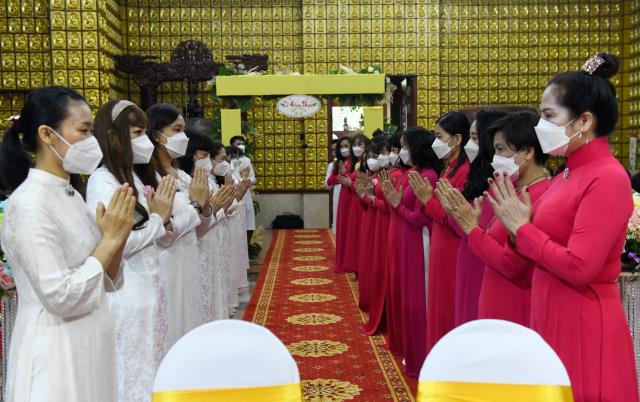 Rộn ràng đám cưới đầu năm 2022 tại chùa Giác Ngộ