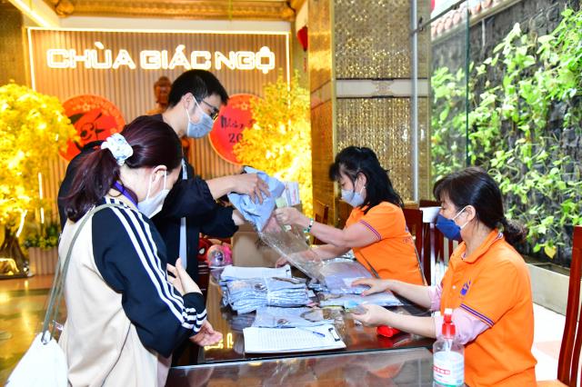 Người trẻ về chùa tham dự khóa tu