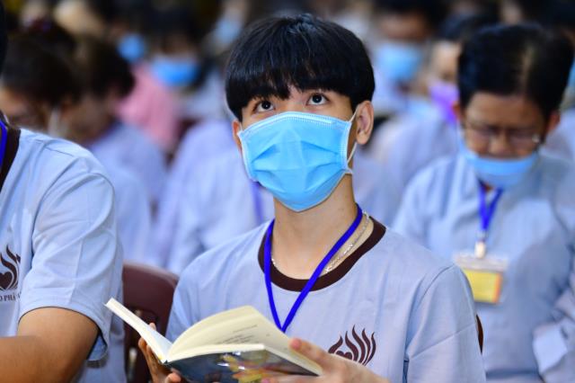 Người trẻ về chùa tham dự khóa tu