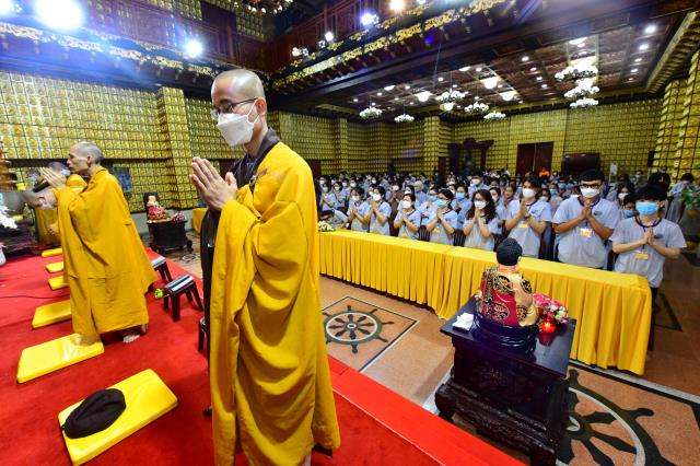 Người trẻ về chùa tham dự khóa tu