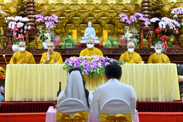 Chú rể Tấn Trung và cô dâu Phương Oanh tiến tới hôn nhân bằng nghi thức hằng thuận