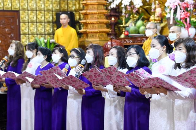 Chú rể Tấn Trung và cô dâu Phương Oanh tiến tới hôn nhân bằng nghi thức hằng thuận