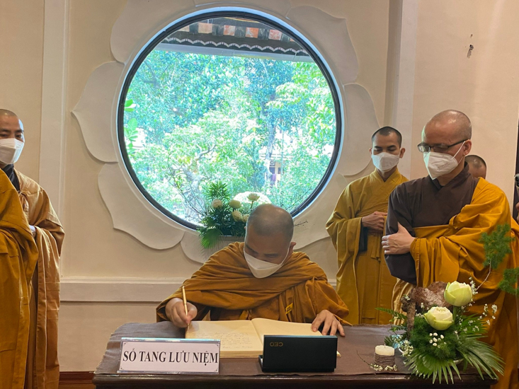 Quy ngưỡng trước kim quan Thiền sư Thích Nhất Hạnh