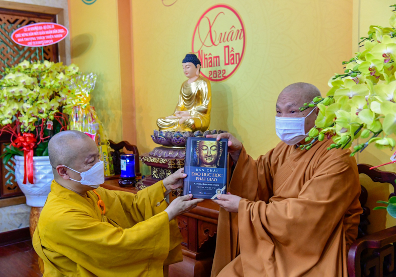 TT. Nhật Từ chúc xuân Trưởng lão Hòa thượng Chủ tịch HĐTS GHPGVN