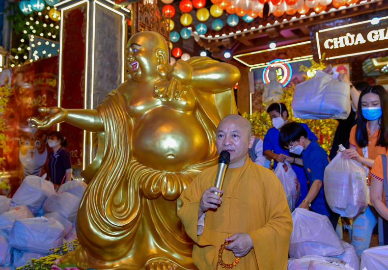 Chùa Giác Ngộ sẻ chia cùng người vô gia cư trong đêm giao thừa