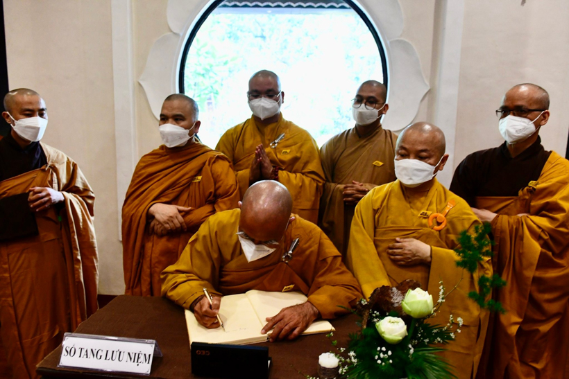 Quy ngưỡng trước kim quan Thiền sư Thích Nhất Hạnh