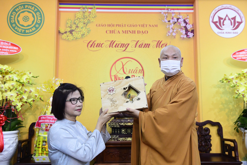 TT. Nhật Từ chúc xuân Trưởng lão Hòa thượng Chủ tịch HĐTS GHPGVN