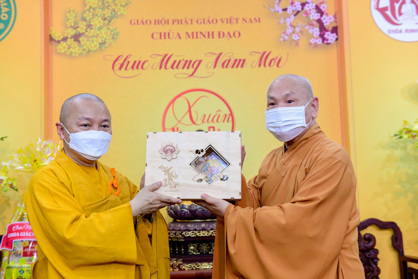 TT. Nhật Từ chúc xuân Trưởng lão Hòa thượng Chủ tịch HĐTS GHPGVN