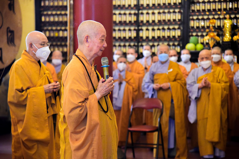 Trưởng lão Hòa thượng Thích Trí Quảng tưởng niệm Thiền sư Thích Nhất Hạnh tại Tổ đình Ấn Quang