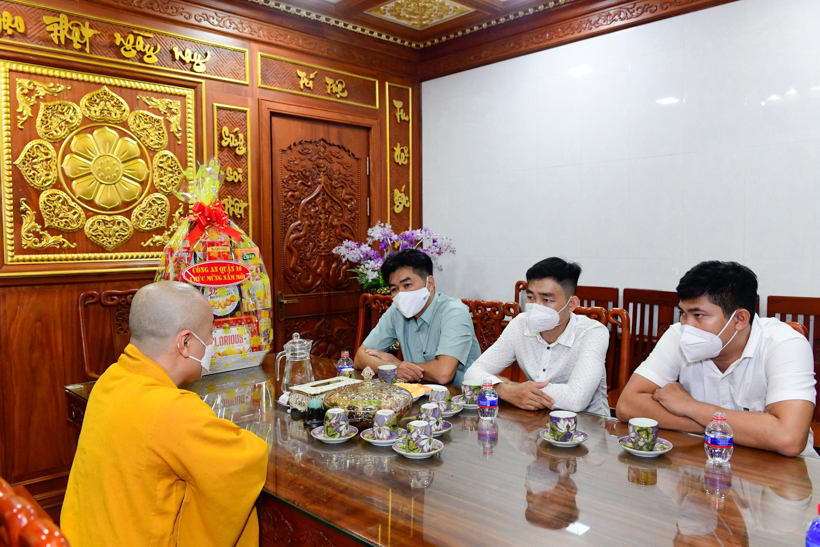 Công an quận 10 thăm chúc Tết chùa Giác Ngộ