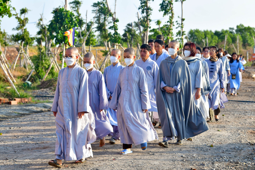 Buổi thiền hành đón bình minh trên biển