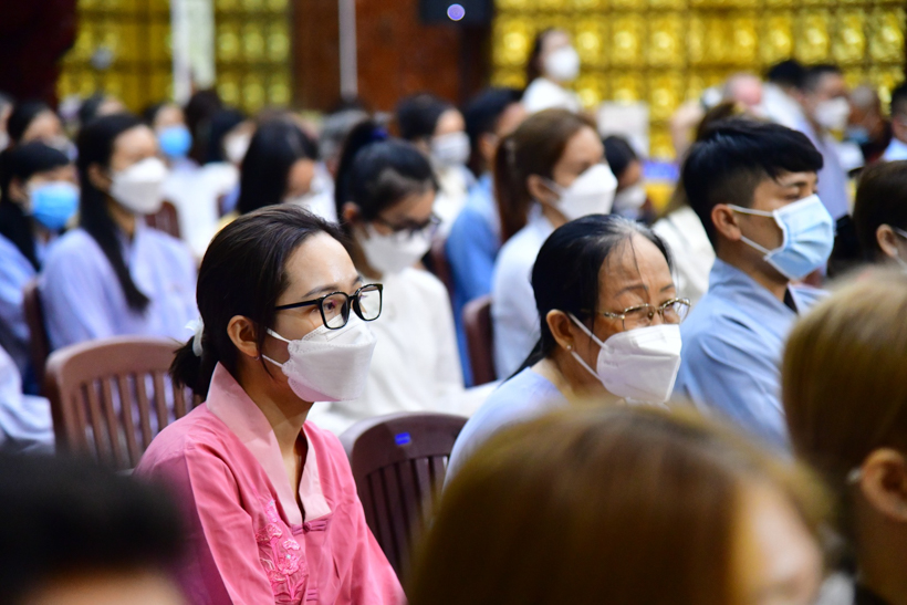 Gần 1.000 người thiện nam tín nữ làm con Phật vào Rằm tháng Giêng
