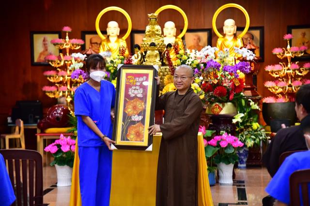 Tri ân quý tình nguyện viên Phật giáo hỗ trợ tuyến đầu chống dịch