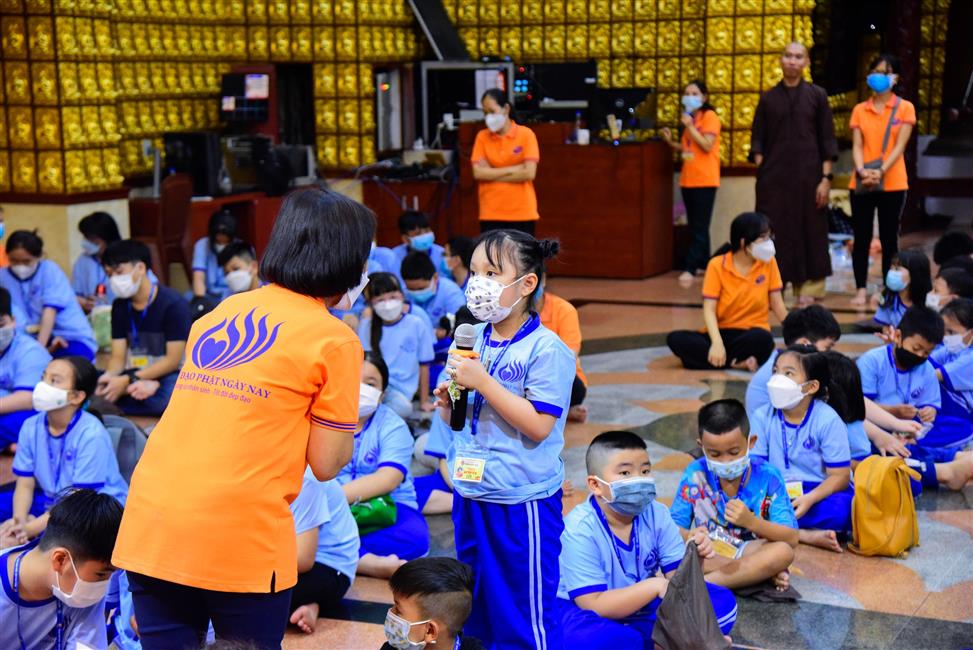 Hôm nay em trở về chùa, ê a theo Thầy bài học đạo đức