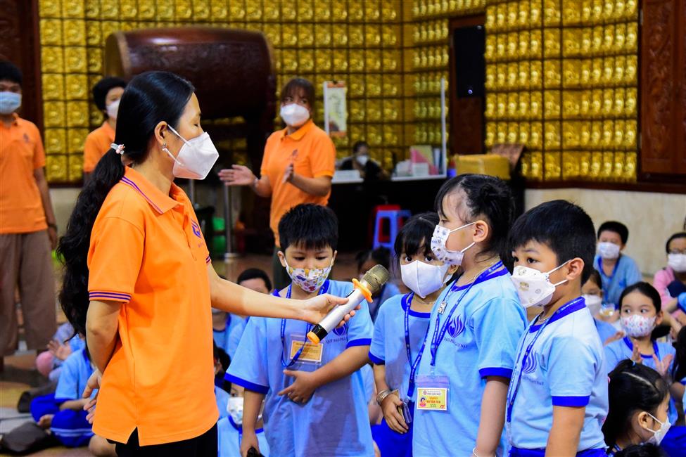 Hôm nay em trở về chùa, ê a theo Thầy bài học đạo đức